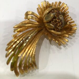 Hattie Carnegie 'Shooting Star' Flower Brooch Pin Crystal Pavé Vintage Gold Tone